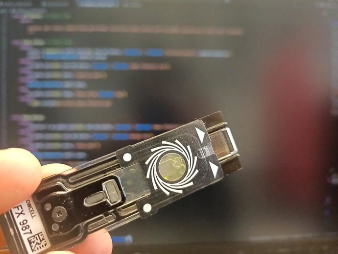 Un flowcell o cámara de flujo, elemento de secuenciación transcriptómica de lecturas largas mediante Nanoporos, evaluado por el equipo del I2SysBio (CSIC – Universitat de València).