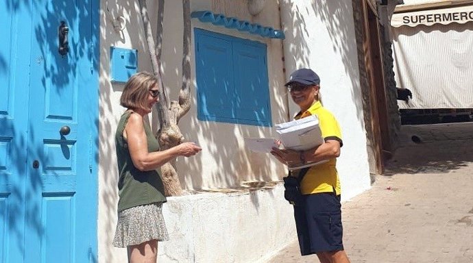 Archivo - Una cartera rural de Correos durante su reparto.