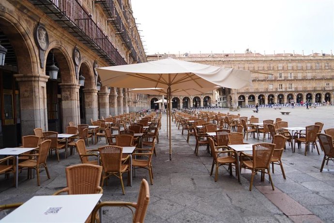 Archivo - Terraza vacía en la Plaza Mayor de Salamanca durante el primer día de confinamiento perimetral y medidas restrictivas en la ciudad de Salamanca que se extenderán por un periodo inicial de 14 días, en Salamanca, Castilla y León (España) a 17 de o