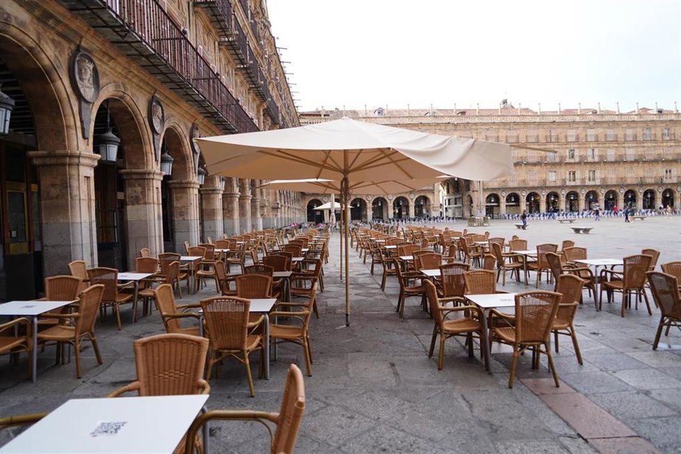 Archivo - Terraza vacía en la Plaza Mayor de Salamanca durante el primer día de confinamiento perimetral y medidas restrictivas en la ciudad de Salamanca que se extenderán por un periodo inicial de 14 días, en Salamanca, Castilla y León (España) a 17 de