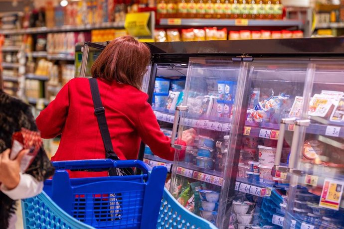 Archivo - Una persona mayor en un supermercado Caprabo.
