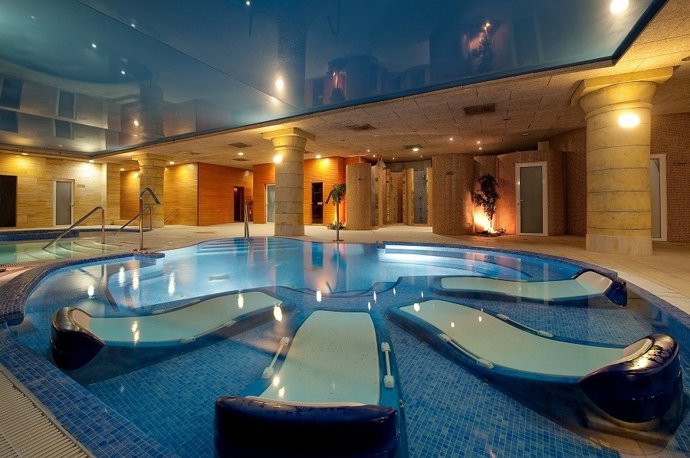 El turismo de bienestar es una de las áreas de mayor crecimiento dentro de la industria turística, y la Costa del Sol está posicionada estratégicamente para seguir captando la atención de viajeros de todo el mundo