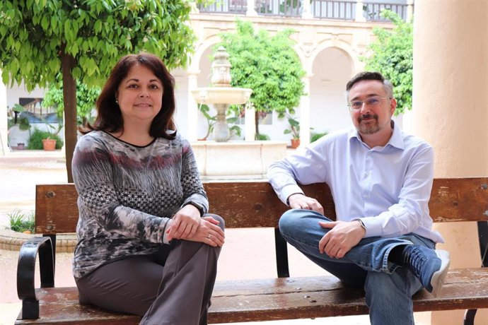 Los investigadores de la Universidad de Córdoba Sandra Sánchez y Javier Cabeza.