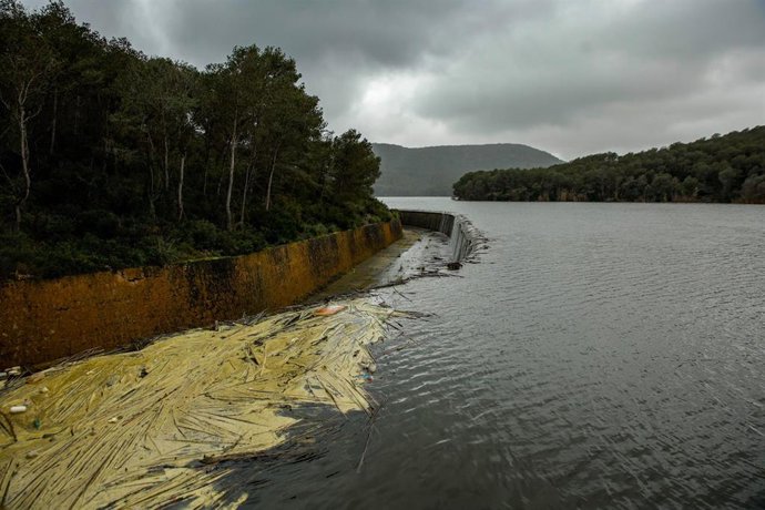Archivo - Vista del embalse de Foix, en una imagen de archivo