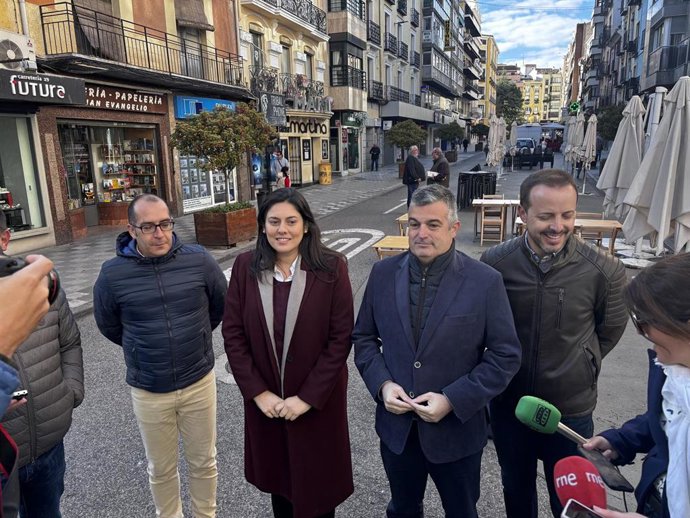 Rueda de prensa del Grupo Municipal Popular en el Ayuntamiento de Cuenca en la calle Carretería.