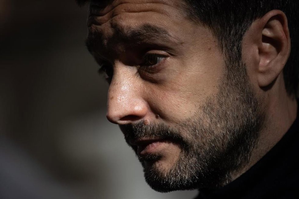 El ministro de Derechos Sociales, Consumo y Agenda 2030, Pablo Bustinduy, atiende a los medios de comunicación para hablar sobre pisos turísticos ilegales en Madrid, a 21 de abril de 2025, en Madrid (España). Según un estudio realizado por el Ministerio