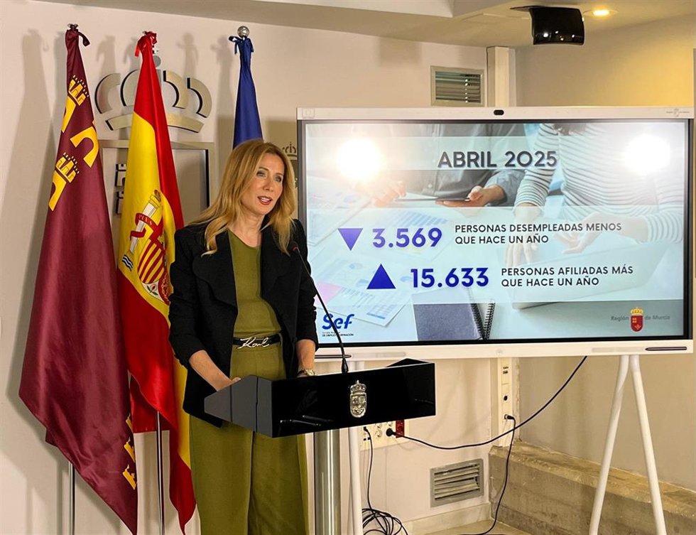 La consejera de Empresa, Empleo y Economía Social, Marisa López, ofrece los datos del paro de abril
