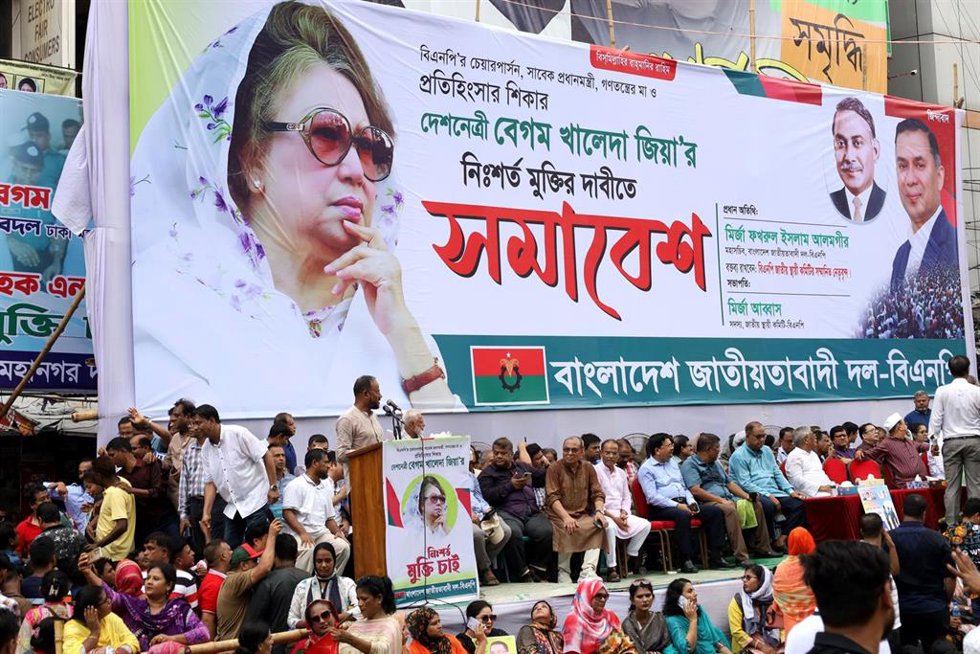 Archivo - Imagen de archivo de una protesta del Partido Nacionalista de Bangladesh (BNP) con una imagen de Khaleda Zia. 