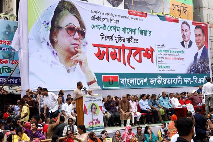 Archivo - Imagen de archivo de una protesta del Partido Nacionalista de Bangladesh (BNP) con una imagen de Khaleda Zia.