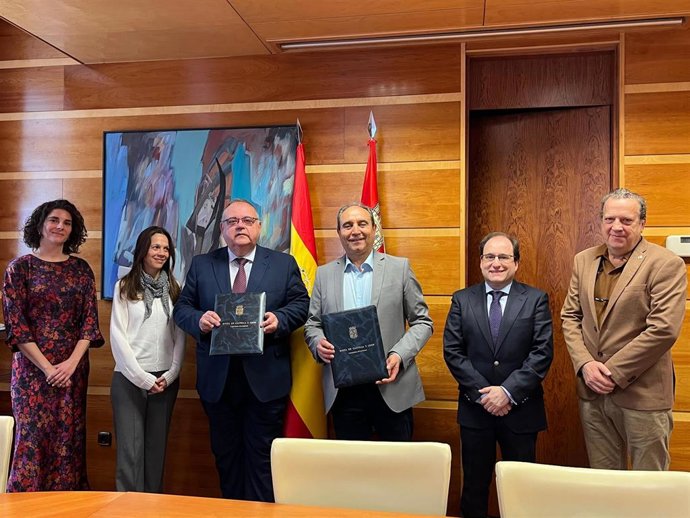 El consejero de Sanidad, Alejandro Vázquez, en la firma del acuerdo para los veterinarios de los mataderos