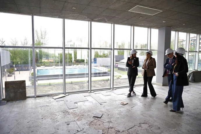 La alcaldesa de Granada, Marifrán Carazo (2i), visita las obras de ampliación del O2