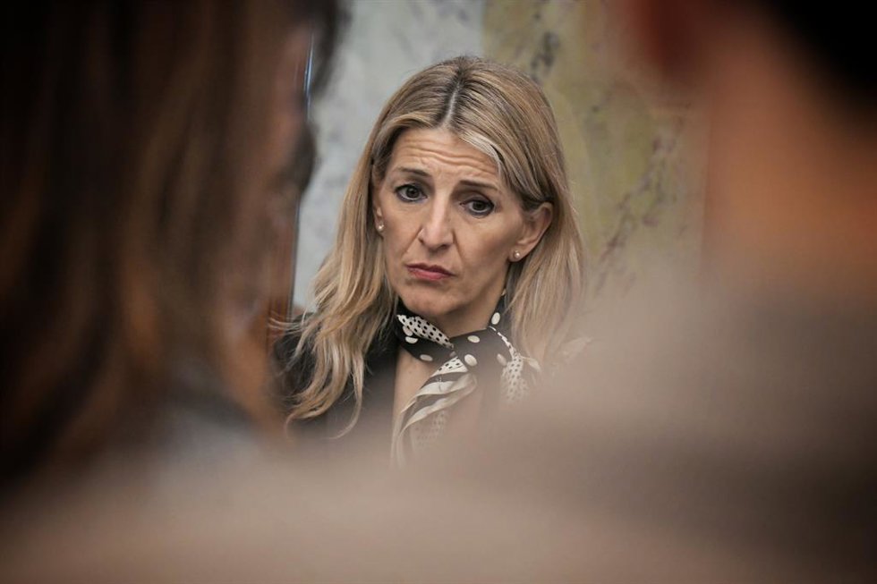 La vicepresidenta segunda y ministra de Trabajo y Economía Social, Yolanda Díaz, durante una sesión plenaria en el Congreso de los Diputados, a 10 de abril de 2025, en Madrid (España). El Pleno del Congreso de los Diputados debate y vota el decreto ley