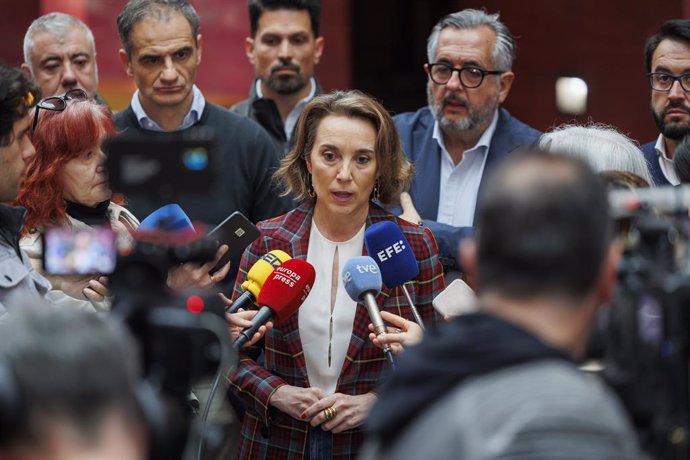 La secretaria general del PP, Cuca Gamarra, atiende a los medios de comunicación antes de su visita a la exposición fotográfica permanente ‘La familia del vino’, en el Centro de la Cultura del Rioja, a 13 de abril de 2025, en Logroño, La Rioja (España). L