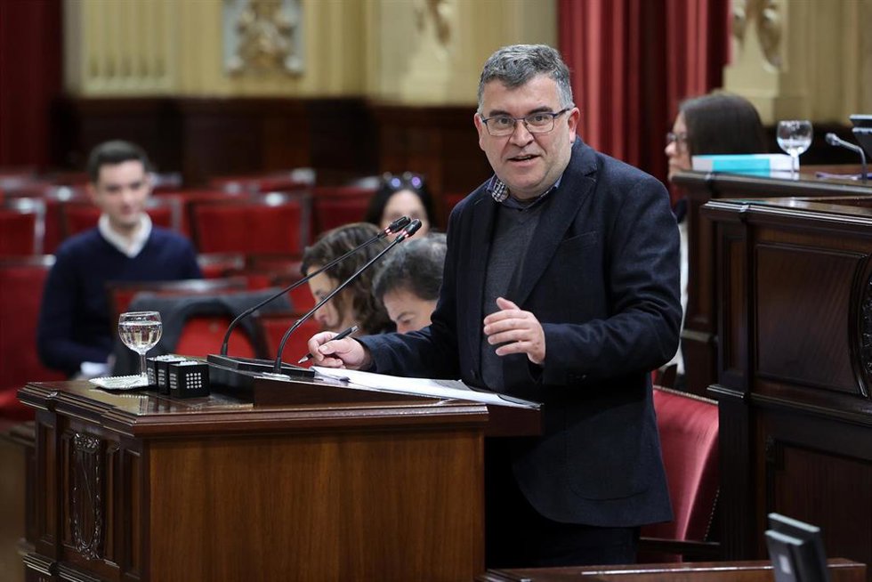 Archivo - El conseller de Agricultura, Pesca y Medio Natural, Joan Simonet, en el Parlament.