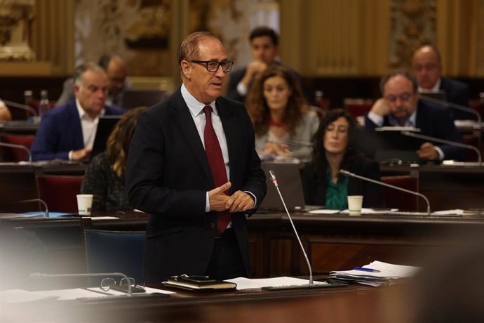 Archivo - El conseller del Mar y del Ciclo del Agua, Juan Manuel Lafuente, interviene durante un pleno en el Parlament balear. Archivo.