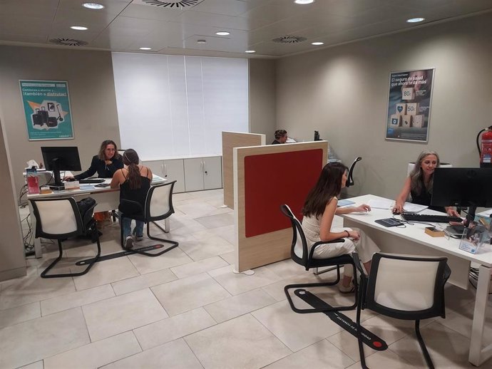 Archivo - Interior de una oficina de Cajasur en Córdoba.