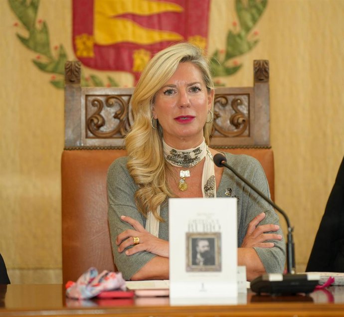 La concejala de Cultura del Ayuntamiento de Valladolid, Irene Carvajal, durante la presentación de un libro sobre el historiador Javier Ortega y Rubio.