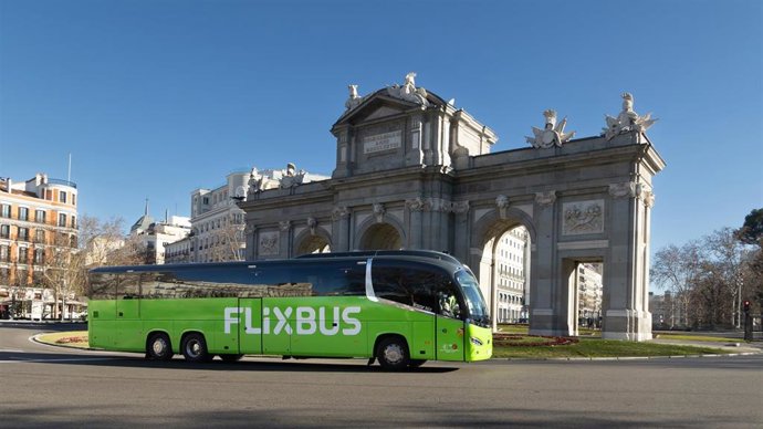 Archivo - Apagón.- FlixBus mantiene su oferta de autobuses internacionales sin incidencias significativas