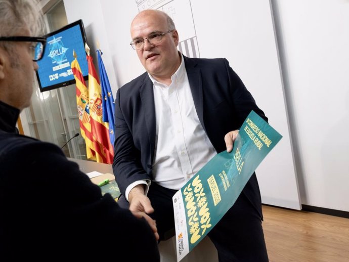 El director general de Personal, Formación e Innovación del Gobierno de Aragón, José María Cabello, presenta el III Congreso Nacional de Escuela Rural, que se va a celebrar el próximo día 16 en Teruel