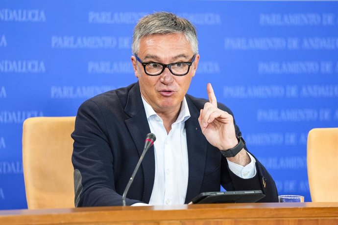 El portavoz del Grupo Parlamentario Vox, Manuel Gavira, durante la ronda de ruedas de prensa de portavoces de los grupos parlamentarios en el Parlamento de Andalucía, a 30 de abril de 2025 en Sevilla (Andalucía, España). Los portavoces de los grupos parla