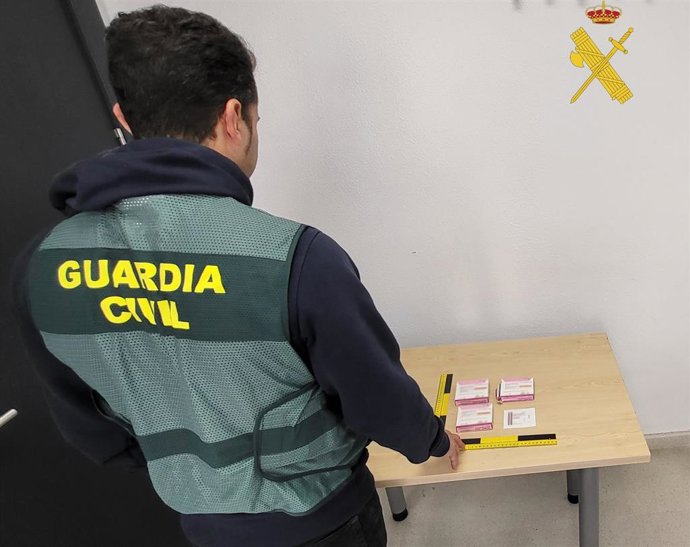 Un agente con unas cajas de parches de fentanilo.