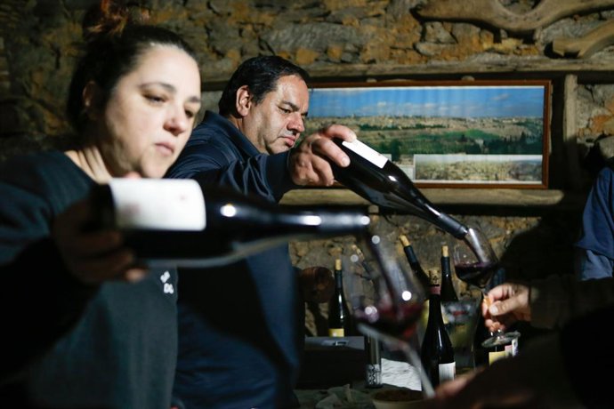 Varias personas durante la 32ª edición de la Feira do Viño de Vilachá de Salvadur, a 3 de mayo de 2025, en en Vilachá de Salvadur, Pobra de Brollón, Lugo, Galicia (España). En esta feria los bodegueros abren sus bodegas bajo tierra y en cuevas a los visit