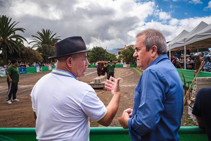 El consejero de Sector Primario del Cabildo de Tenerife, Valentín González (d), en una feria de ganado