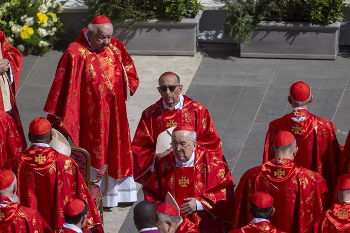 El arzobispo de Barcelona y cardenal, Juan José Omella (c), a su llegada al funeral del Papa, en la plaza de San Pedro, a 26 de abril de 2025, en Ciudad del Vaticano. 