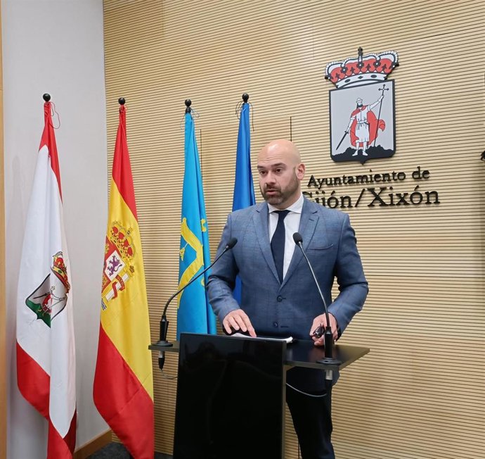 El portavoz del Gobierno del Ayuntamiento de Gijón, Jesús Martínez Salvador, en rueda de prensa en el Consistorio gijonés.