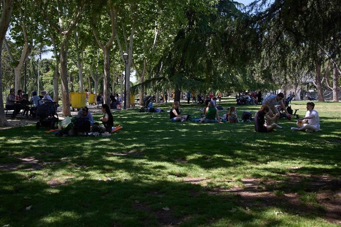 Archivo - Varias personas en la Pradera de San Isidro, a 11 de mayo de 2024, en Madrid (España).