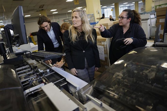 Archivo - La consejera de Economía, Hacienda y Empleo, Rocío Albert, visita Tele Mail en Alcobendas.