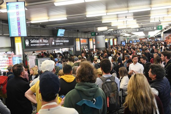 Archivo.- Decenas de personas esperan en la estación de Atocha-Almudena Grandes, a 5 de mayo de 2025, en Madrid (España). 