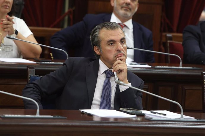 Archivo - El conseller de Educación y Universidades, Antoni Vera, en una sesión de control en el pleno del Parlament. Archivo.