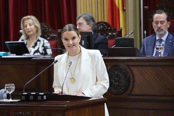 Archivo - La presidenta del Govern balear, Marga Prohens, en un pleno del Parlament.
