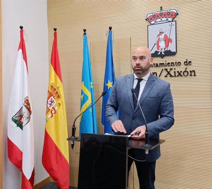 El portavoz del Gobierno del Ayuntamiento de Gijón, Jesús Martínez Salvador, en rueda de prensa en el Consistorio gijonés.