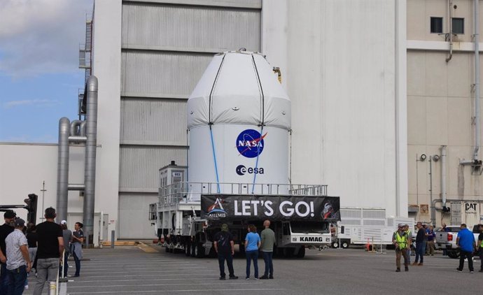 El transportador KAMAG de la NASA lleva la nave espacial Artemis II Orion de la agencia desde el Edificio de Operaciones y Control Neil A. Armstrong a la Instalación de Procesamiento de Carga Múltiple en el Centro Espacial Kennedy en Florida el 3 de mayo