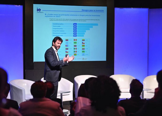 El profesor de IE University y  director del informe Panorama de Inversión Española en Iberoamérica, Juan Carlos Martínez Lázaro,  en la Presentación de los resultados del Informe en Casa América