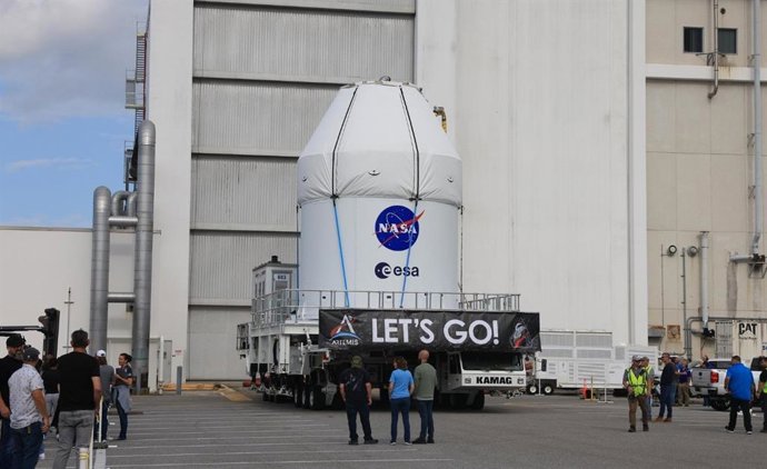 O transportador KAMAG da NASA leva a espaçonave Artemis II Orion da agência do Edifício de Controle e Operações Neil A. Armstrong para a Instalação de Processamento de Cargas Múltiplas no Centro Espacial Kennedy, na Flórida, em 3 de maio. O transportador 