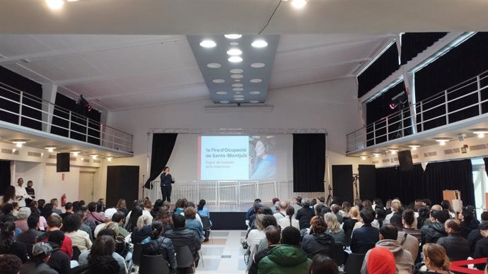 La presidenta de Barcelona Activa, Raquel Gil, abre la primera edición de la Fira d'Ocupació de Sants-Montjuïc.