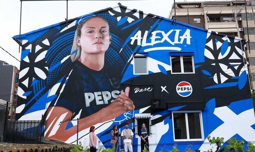 La futbolista del FC Barcelona Alexia Putellas durante el acto de presentación de su mural en Mollet del Valls (Barcelona)