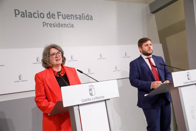 La consejera de Desarrollo Sostenible de C-LM, Mercedes Gómez, y el consejero de Fomento, Nacho Hernando.