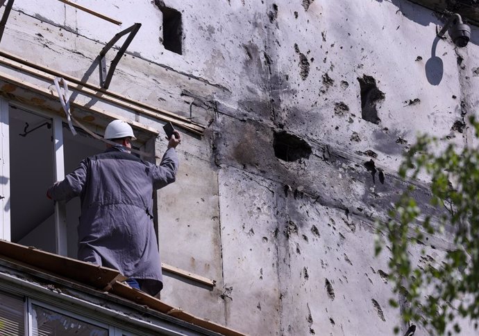06 May 2025, Russia, Moscow: A man takes photographs of damage to an apartment building on Kashirskoye Highway. Photo: Valeria Kalugina/TASS via ZUMA Press/dpa