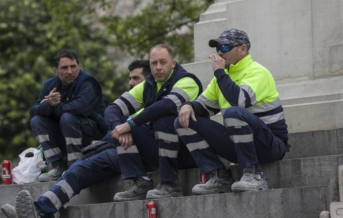 Archivo - Imágenes de recurso tras los datos del paro de febrero. Trabajadores durante su turno de descanso en la Plaza de la Inmaculada de Sevilla, (Andalucía, España), a 03 de marzo de 2020.