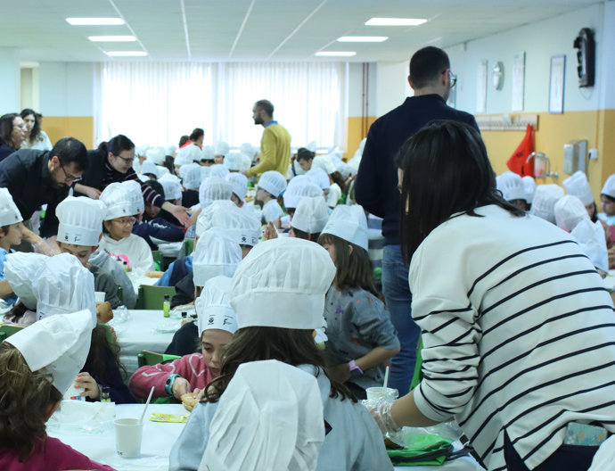 Niños tomando lácteos en un comedor escolar