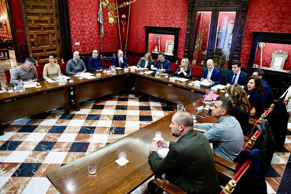 Archivo - Reunión de la mesa técnica para la integración del ferrocarril, en imagen de archivo
