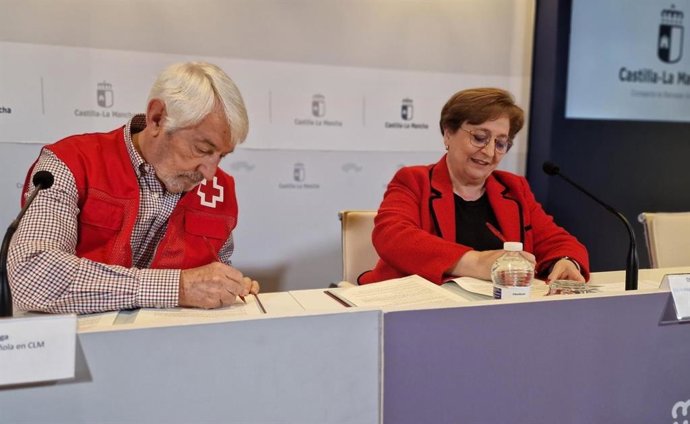 Firma del acuerdo entre Cruz Roja y el Gobierno de Castilla-La Mancha.