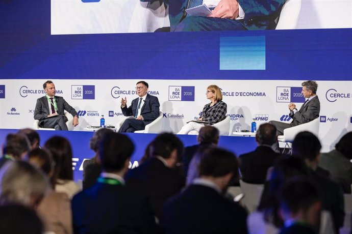 El decano de la Escuela de Políticas Públicas de la LSE, Andrés Velasco; el director fundador del Centre on Contemporary China and the World de la Universidad de Hong Kong, Li Cheng, y la vicepresidenta del Scowcroft Center, Paula Dobrianksy.