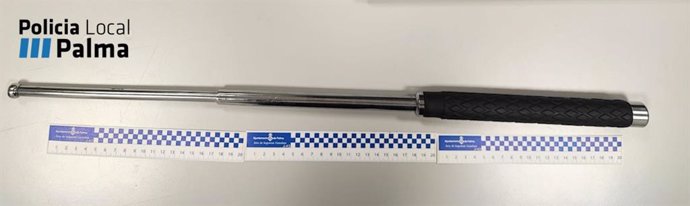 Denfesa extensible intervenida en el operativo policial.
