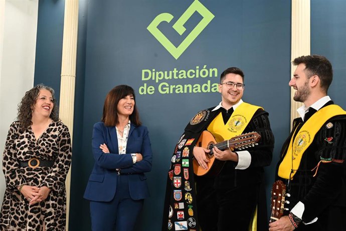 La alcaldesa de Nigüelas, Olga Gómez, a la izquierda en la imagen, ha presentado con la diputada provincial de Cultura, Pilar Caracuel, el I Certamen Internacional de Tunas Balcón del Valle