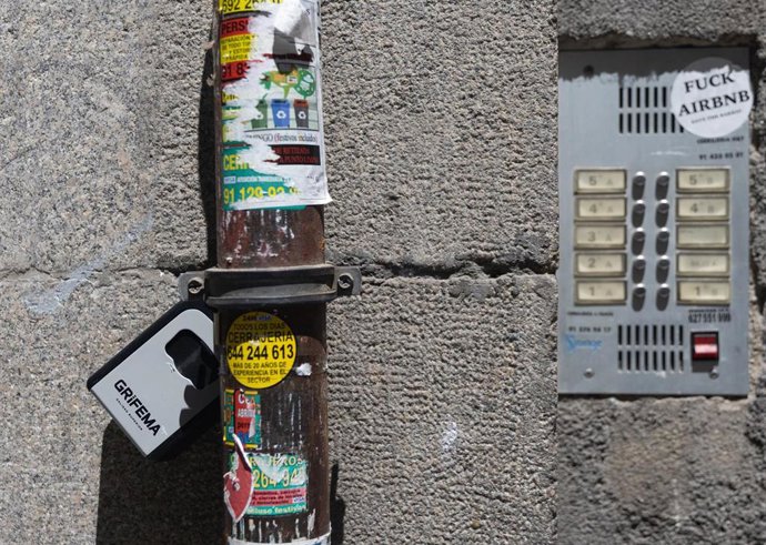 Archivo - Caja de seguridad para las llaves de una piso de alquiler turístico, a 17 de junio de 2024, en Madrid (España).  